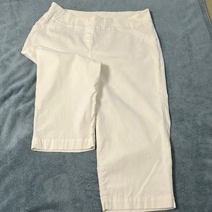 😃BIG PRICE DROP - White capri Kim Rogers pants